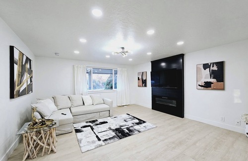 Sandy House | Luxury Living Close to Skiing/Hiking in SLC