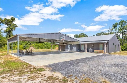 Dry Creek House | Luxury living in the country! Quiet retreat to relax and recharge.