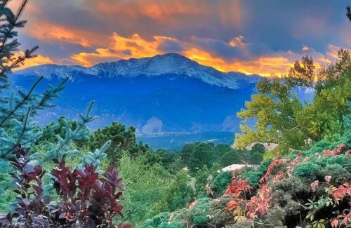 Kissing Camels Villa | Luxury Living near GOG Northwest Colorado Springs