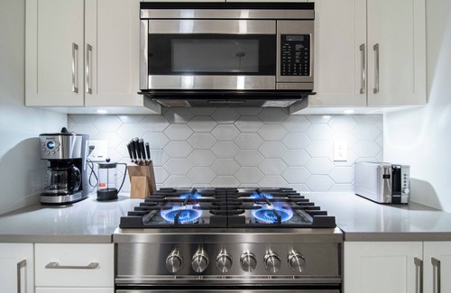 Abbotsford Apartment | Luxury Living near the LAKE