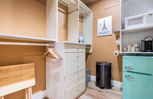Orange Apartment | Luxury Living w/Private Entrance, Jacuzzi Bathtub