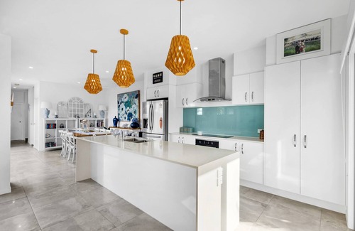 Birtinya House | Luxury Living with Heated Pool Birtinya