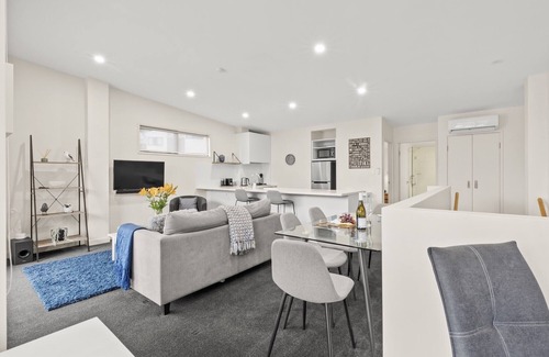 Frankton Apartment | Luxury Livingstone Views - Kea Suite