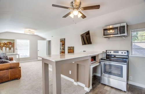 Dallas House | Luxury! Location!Private! All NEW Loft style 1/1 in the Heart of East Dallas!