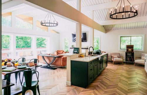 East Haven  Rutland County Ski Chalet | Luxury & Location-Secret Door to A Large Speakeasy