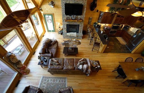 Mineral Bluff Cabin | LUXURY LODGE 375 FT ON TOCCOA RIVER! Hot Tub, Pool Table, Theatre Room, Firepits