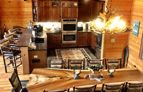 Mineral Bluff Cabin | LUXURY LODGE 375 FT ON TOCCOA RIVER! Hot Tub, Pool Table, Theatre Room, Firepits