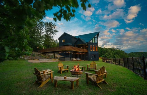 Pegram Cabin | Luxury Lodge! 5000 sqft only 25 mins to Nashville