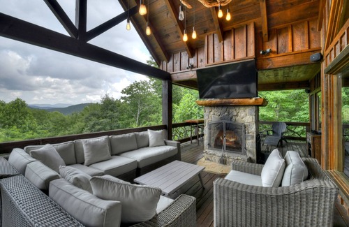Blue Ridge Cabin | Luxury lodge/cabin in Blue Ridge with long range mountain views