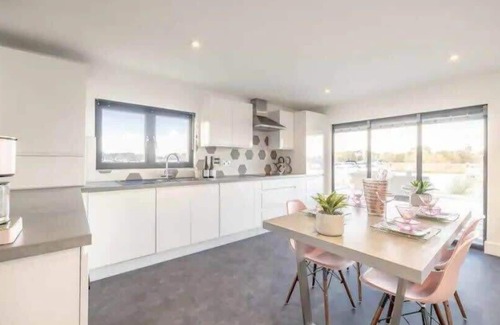 Windsor House | LUXURY LODGE ❤ HOT TUB & STUNNING MARINA VIEWS ❤