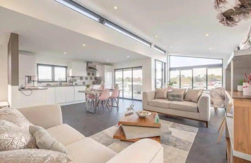 Windsor House | LUXURY LODGE ❤ HOT TUB & STUNNING MARINA VIEWS ❤