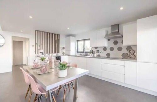 Windsor House | LUXURY LODGE ❤ HOT TUB & STUNNING MARINA VIEWS ❤