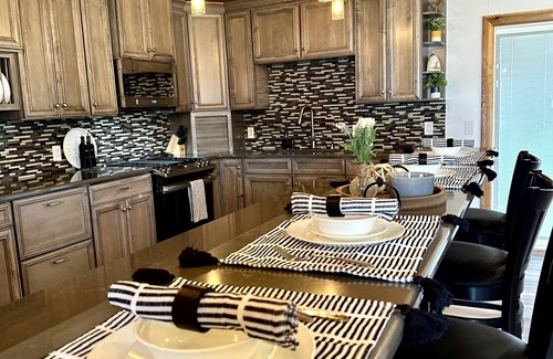 Waynoka Cabin | Luxury Lodge near Little Sahara. Perfect for Outdoor Adventure & Family Retreats
