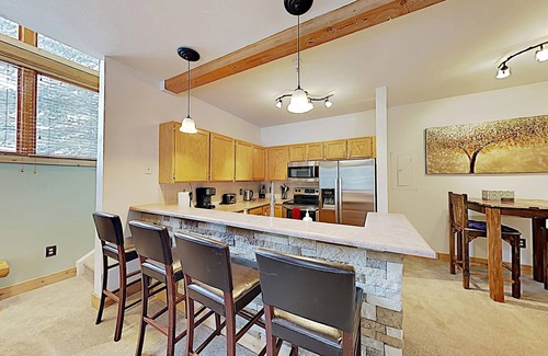 Four O'Clock House | Luxury Lodge Ski-in/Ski-Out Corner Unit Steps from Lift, Town, & Hot Tub/Pool