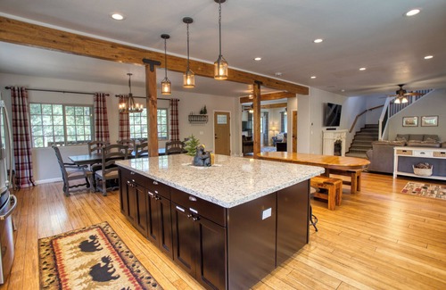 Sierra Pines Cabin | 🏆 LUXURY LODGE - SLEEPS 22 - 5,000 SQ FT - 6BD 4BA - GAME THEATER - 1.5 ACRES
