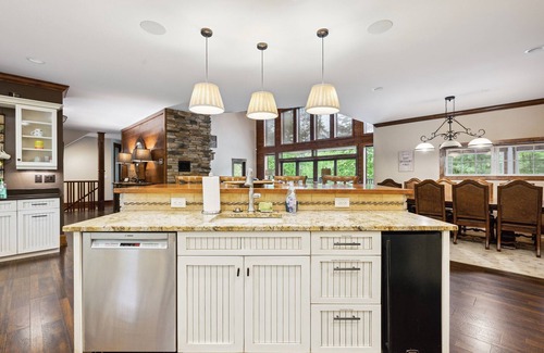 Sapphire House | Luxury Lodge Sleeps 26 Comfortably at Sapphire Valley Resort