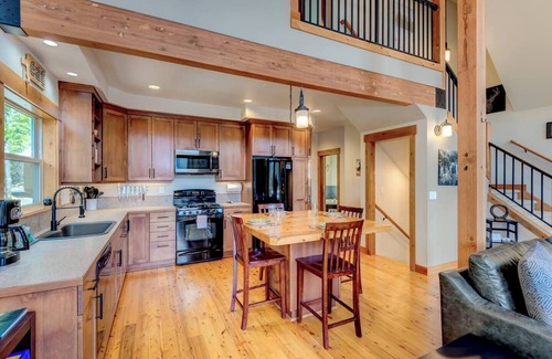 Cle Elum House | Luxury Lodge w/Mountain Views, Deck, Fire Pits, Trails, EV Charger, Foose Ball