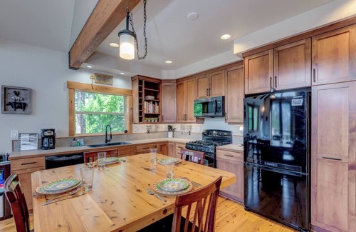 Cle Elum House | Luxury Lodge w/Mountain Views, Deck, Fire Pits, Trails, EV Charger, Foose Ball