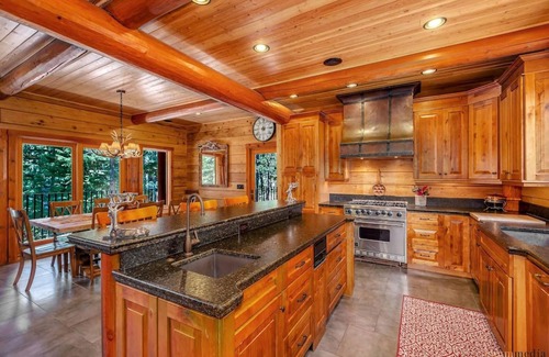 Government Camp House | Luxury Lodge with Hot Tub