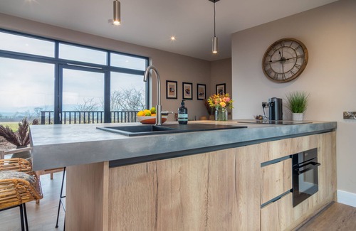 Kippen Apartment | Luxury Lodge with deck, hot tub, mountain views