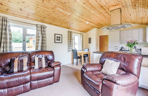 Upper Battlefield Ski Chalet | Luxury lodge with king-size bed with en suite shower.