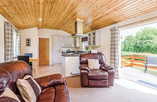 Upper Battlefield Ski Chalet | Luxury lodge with king-size bed with en suite shower.