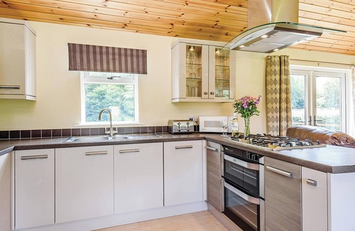 Upper Battlefield Ski Chalet | Luxury lodge with king-size bed with en suite shower.