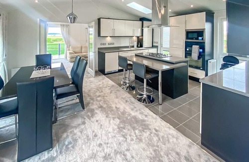 Laurencekirk Ski Chalet | Luxury lodge with one double and one twin.