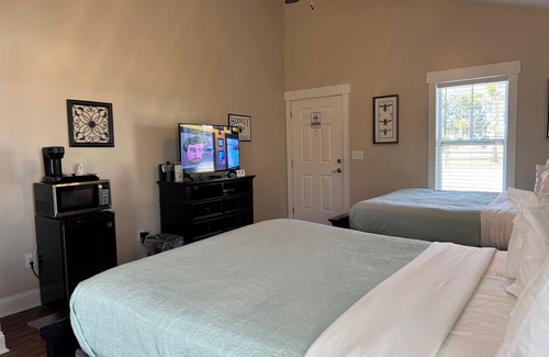 Elizabethtown Resort | Luxury Lodging, Lakefront View, 2 Queen Beds w/Private Bath, Private Patio.