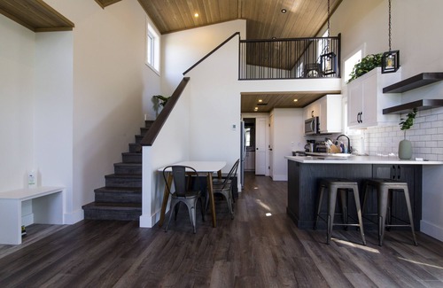 Manitou Beach House | LUXURY LOFT COTTAGE IN MANITOU BEACH