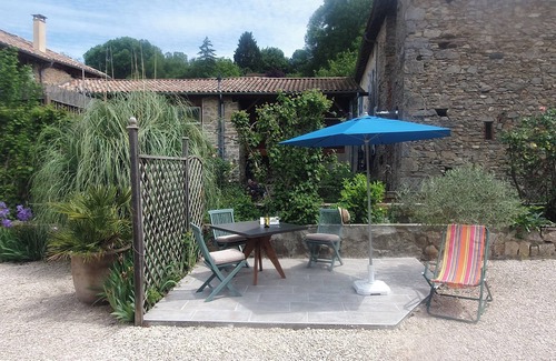 Soueich Apartment | Luxury loft in rural Pyrenees village-relax, walk, cycle, birdwatch, chill, wifi