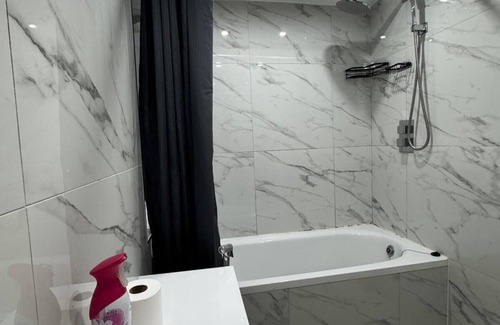 Broadheath House | Luxury Loft-Near MCR Airport