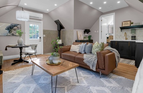 Fort Erie Apartment | Luxury Loft - Romantic Winter Retreat w/ Hot Tub