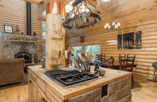 Shaver Lake Cabin | Luxury Log Cabin - 5 min to Shaver Lake & 30 min to China Peak