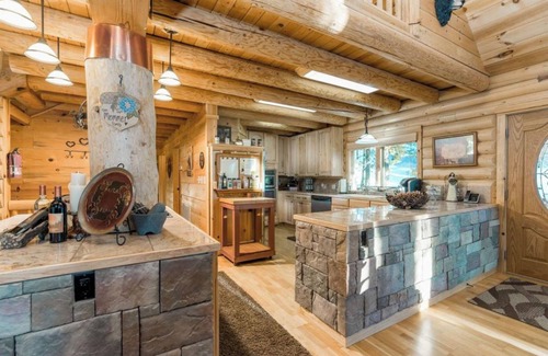 Shaver Lake Cabin | Luxury Log Cabin - 5 min to Shaver Lake & 30 min to China Peak