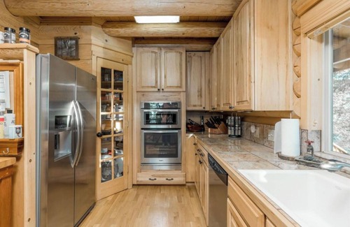 Shaver Lake Cabin | Luxury Log Cabin - 5 min to Shaver Lake & 30 min to China Peak