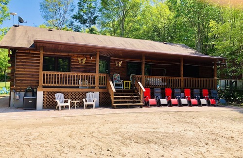 Tiny House | Luxury Log Cabin with work spaces, generator and car charger