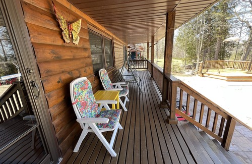 Tiny House | Luxury Log Cabin with work spaces, generator and car charger