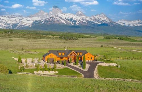 Tetonia House | Luxury Log Cabin Epic Views Hot Tub