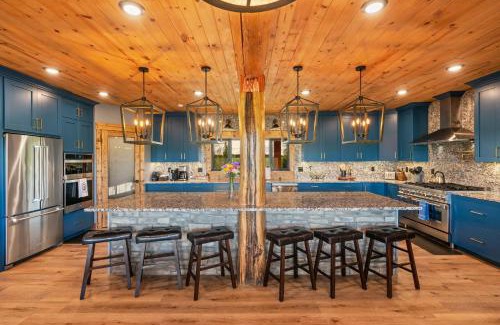Tetonia House | Luxury Log Cabin Epic Views Hot Tub