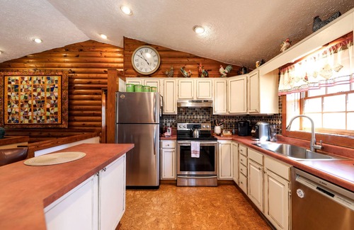 Lovingston Cabin | Luxury Log Cabin Getaway: Near Wintergreen Resort & Shenandoah Valley