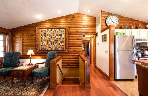 Lovingston Cabin | Luxury Log Cabin Getaway: Near Wintergreen Resort & Shenandoah Valley