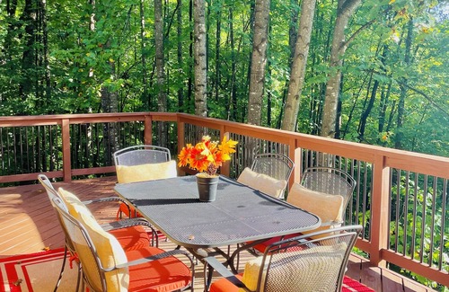 Lovingston Cabin | Luxury Log Cabin Getaway: Near Wintergreen Resort & Shenandoah Valley