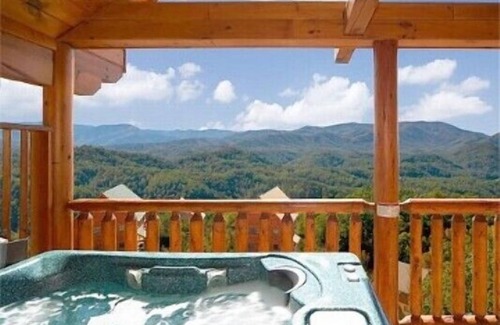 Gatlinburg - Pigeon Forge Cabin | Luxury Log Cabin With Million Dollar Panoramic Smoky Mountain Views