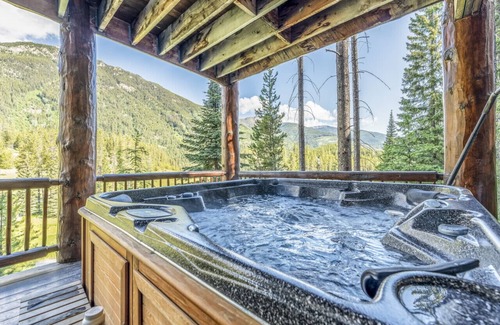 East Kootenay Cabin | Luxury Log Chalet | Pool + Private HotTub | Ski In/Out | Overlooking Greywolf GC