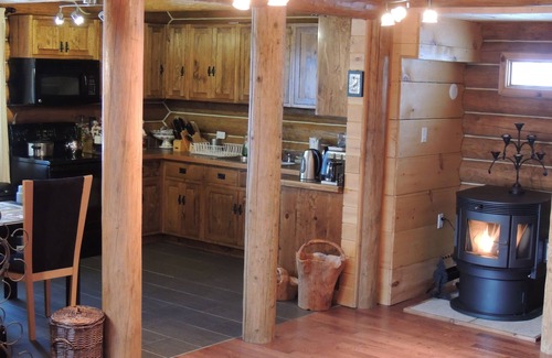 Grey Highlands Cottage | Luxury Log Cottage & Sauna On Private Trout Lake