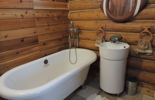Grey Highlands Cottage | Luxury Log Cottage & Sauna On Private Trout Lake