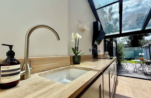North Richmond Apartment | Luxury London 4 db/3bathroom Apartment w Garden/Parking (child/pet friendly!)