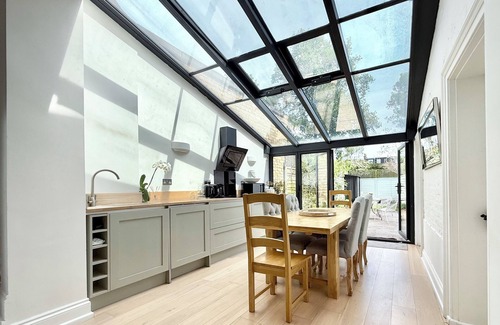 North Richmond Apartment | Luxury London 4Bd/3Bth Apartment w Garden/Parking (child/pet friendly!)