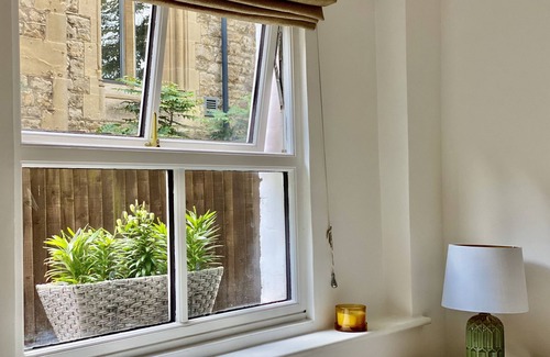 North Richmond Apartment | Luxury London 4Bd/3Bth Apartment w Garden/Parking (child/pet friendly!)